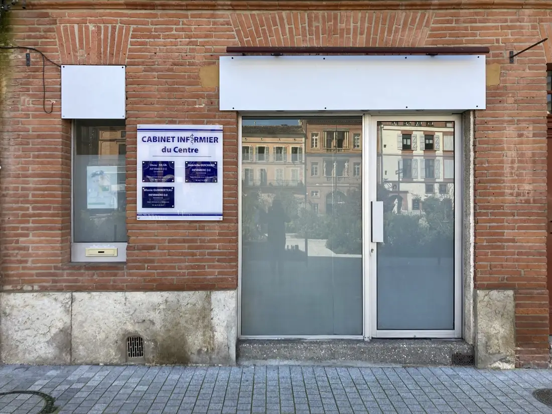 Devanture vitrée du cabinet, avec sa plaque à côté de la porte