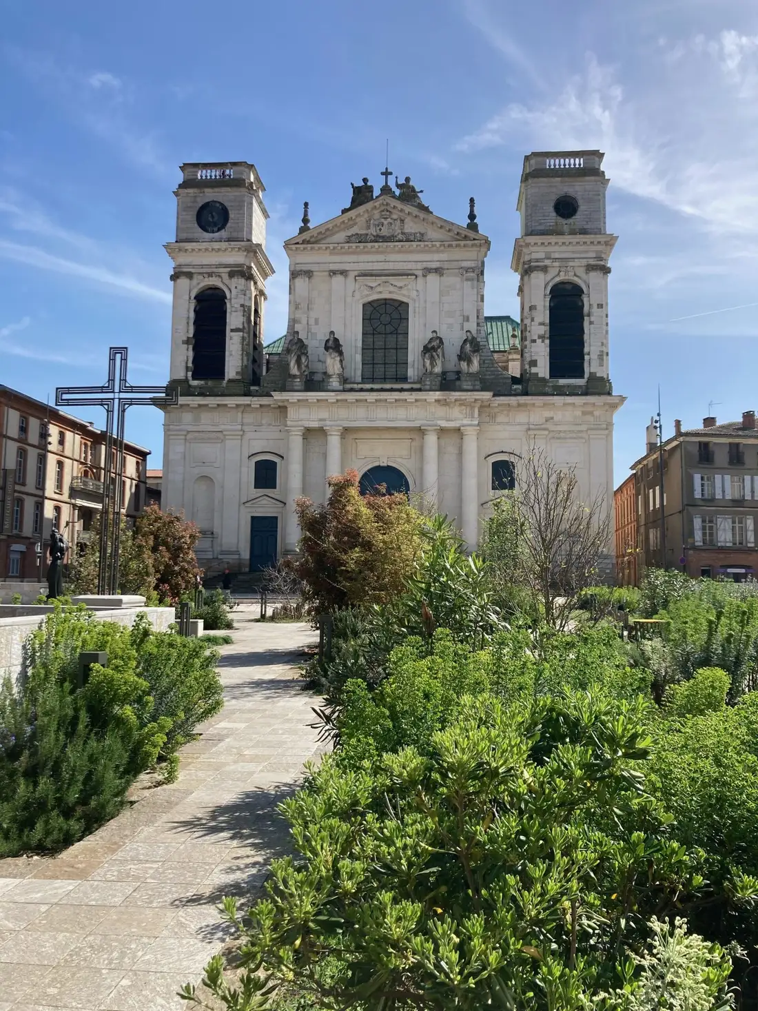 La cathédrale de Montauban, à deux pas du cabinet, vue depuis le jardin de la place